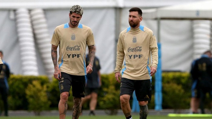 Rodrigo De Paul dan Lionel Messi di lapangan